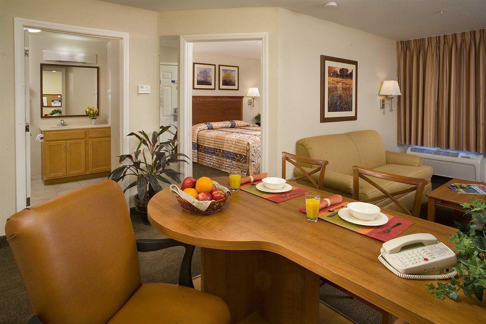Candlewood Victoria By Ihg Chambre photo